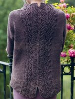 Пуловер с узором на спине спицами