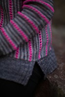Пуловер спицами с разрезами на нижних планках