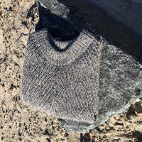 Женский пуловер резинкой спицами