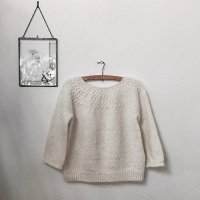 Объемный пуловер с круглой кокеткой спицами