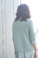 Пуловер рельефным узором спицами