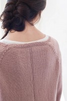 Пуловер с карманами спицами