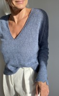 Пуловер с глубокой горловиной спицами