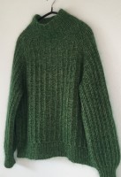 Пуловер с пышными рукавами спицами