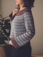 Пуловер с ажурными полосками контрастного цвета