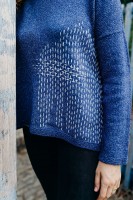 Пуловер, украшенный элементом в виде 