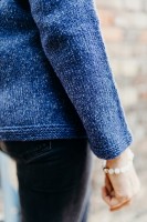 Женский пуловер синего цвета с длинными рукавами