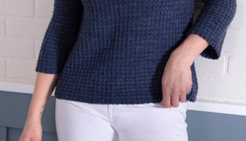Пуловер с двойной планкой горловины, связанный спицами 