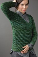 Стильный женский пуловер прямого кроя, связанный спицами