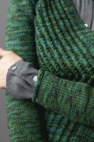 Пуловер с длинным рукавом, связанный спицами одной деталью