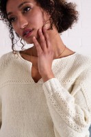 Пуловер с кокеткой, украшенный косами по плечам