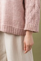 Женский пуловер с воротником стойкой узором из кос