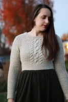 Женственный пуловер интересной конструкции