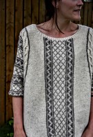 Пуловер, связанный отдельными деталями без швов спицами