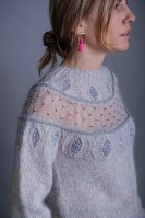 Пуловер с необычным узором спицами