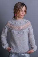 Пуловер с бусинами на кокетке
