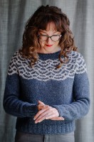 Женский пуловер с узором из снятых петель спицами