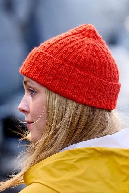 Вязаная шапка спицами