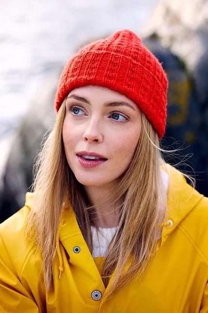 Вязаная шапка спицами