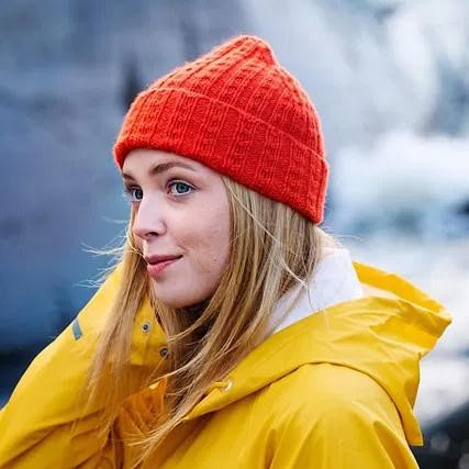 Вязаная спицами шапка резинкой Aava