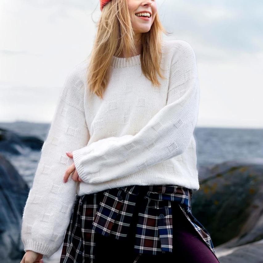 Вязаный спицами оверсайз пуловер Alba в клетку теневым узором