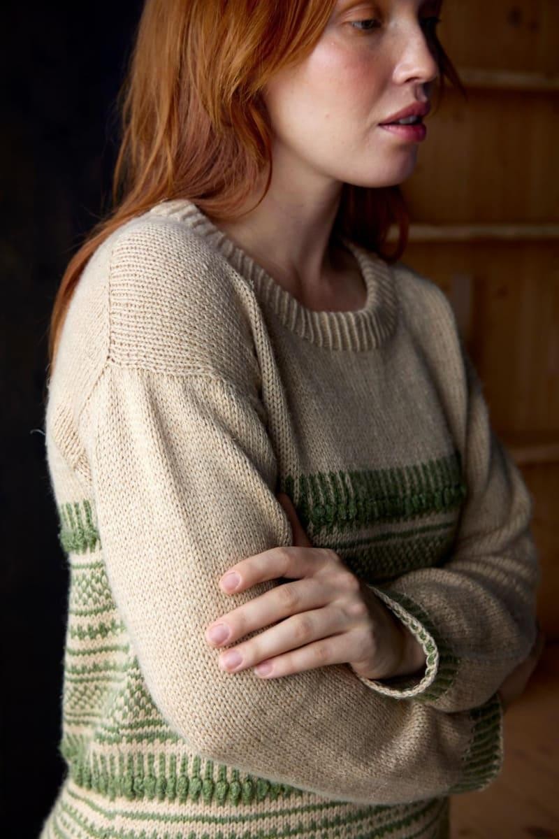 Женский пуловер с жаккардовым узором