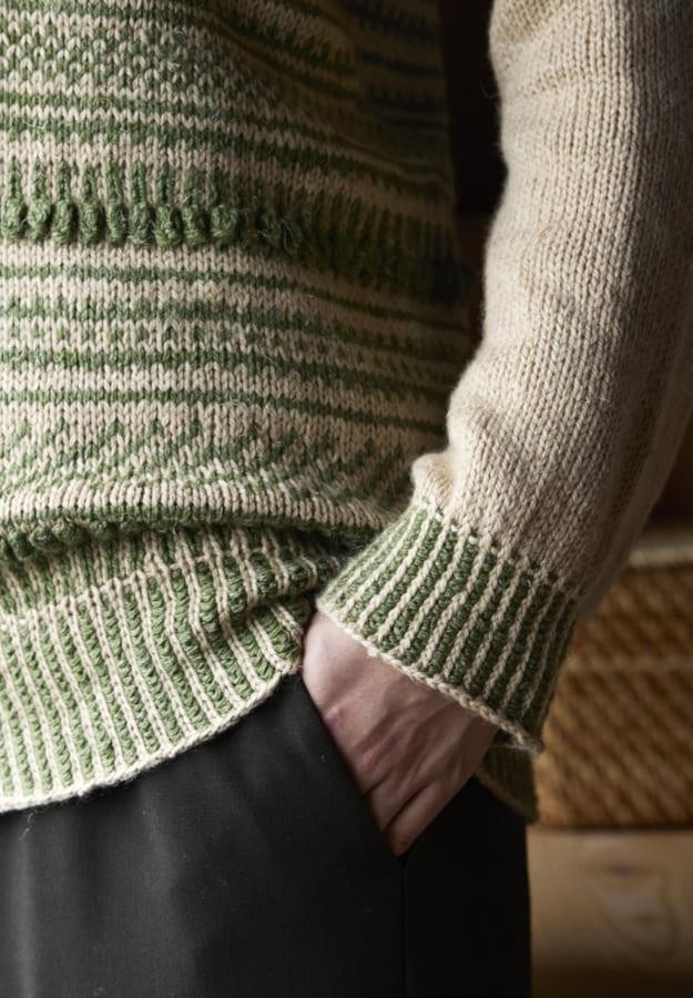 Женский пуловер с жаккардовым узором