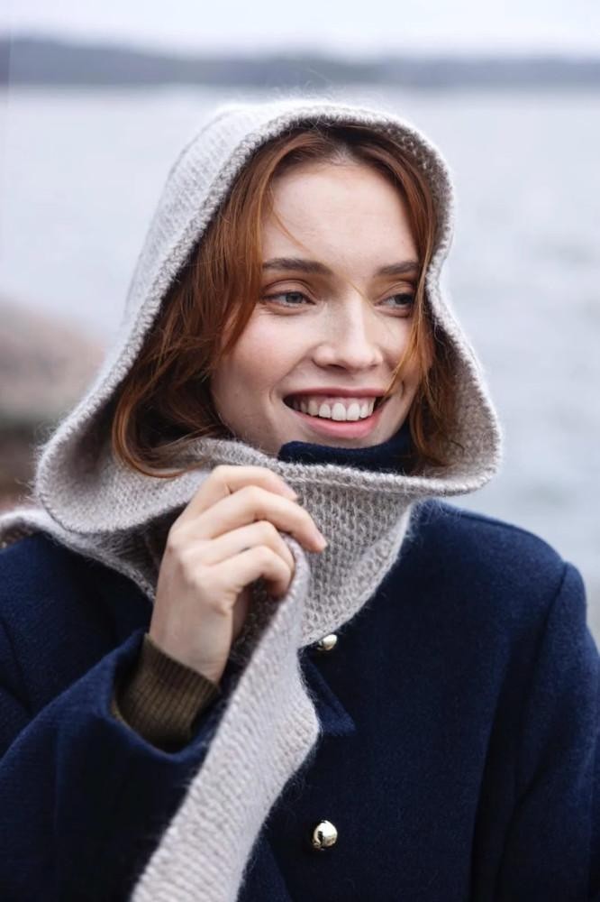 Вязаный спицами шарф с капюшоном