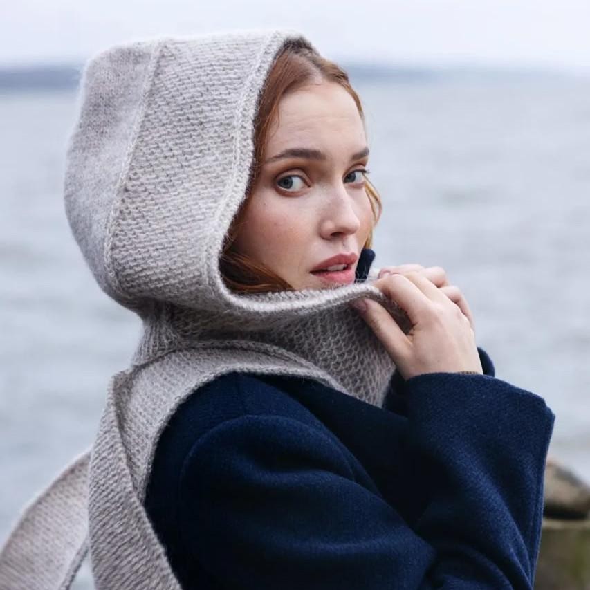 Вязаный спицами шарф-капюшон Islet