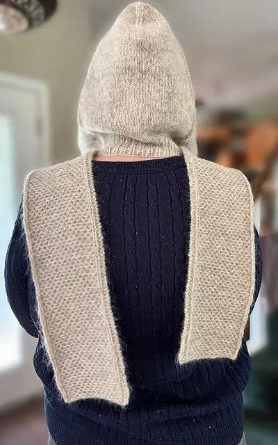 Вязаный спицами шарф с капюшоном