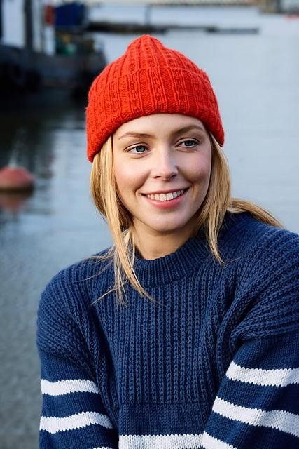 Вязаный спицами пуловер в рыбацком стиле