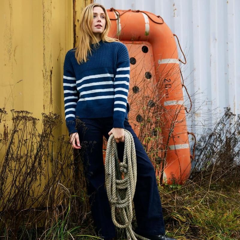 Вязаный спицами пуловер в рыбацком стиле