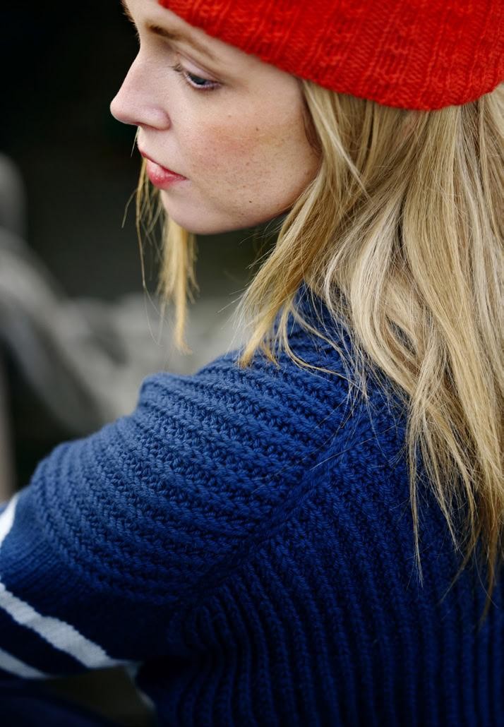 Вязаный спицами пуловер в рыбацком стиле