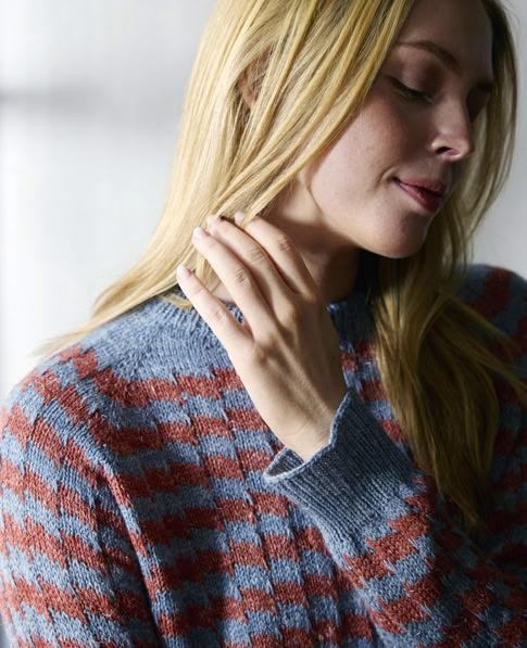 Женский пуловер реглан с ленивым жаккардом спицами