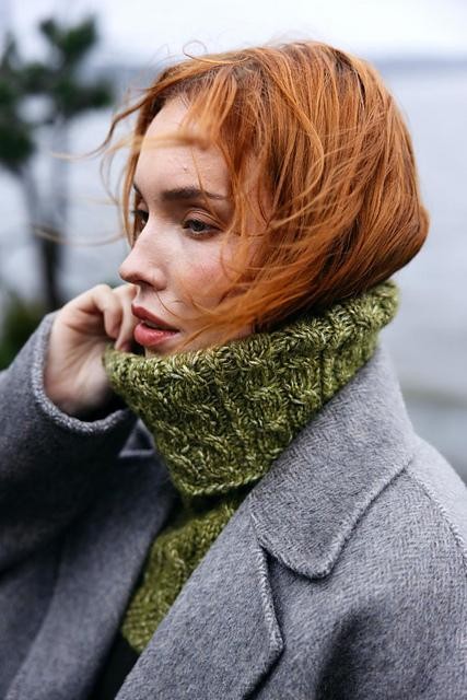 Вязаная спицами манишка с косами