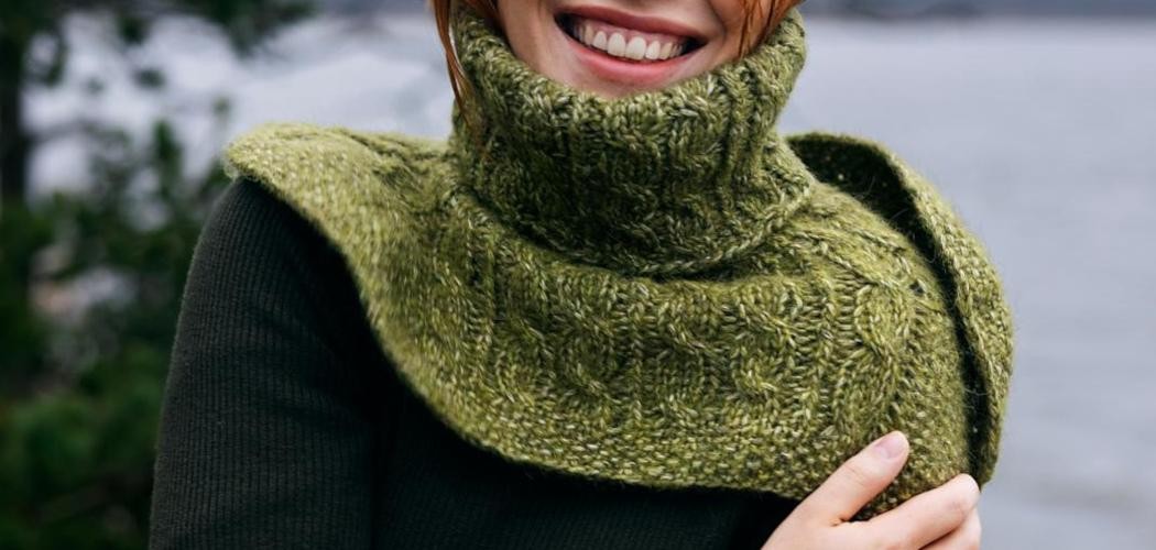 Вязаная спицами манишка с косами