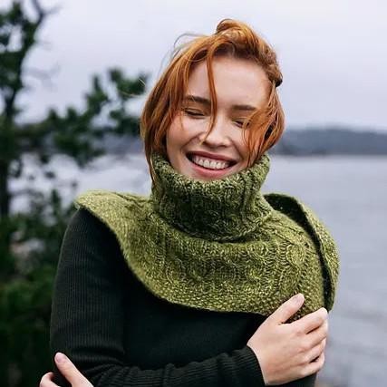 Вязаная спицами манишка с косами