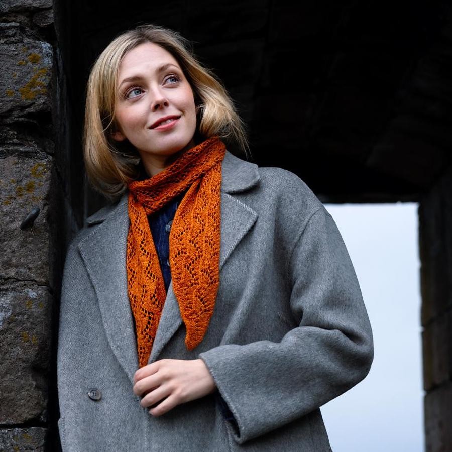 Вязаный спицами ажурный шарфик Seili