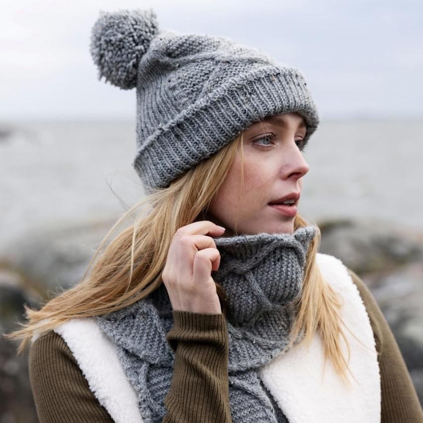 Вязаный спицами комплект из шапки и шарфа Skar