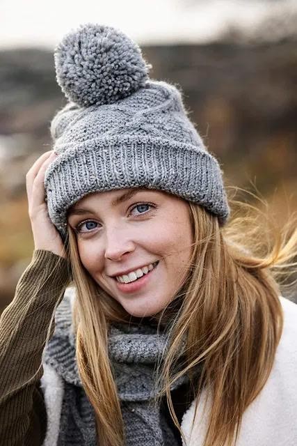 Вязаные спицами шапка и шарф с косами