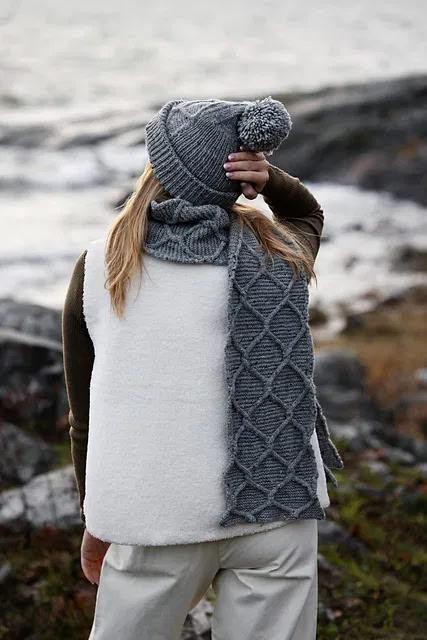 Вязаные спицами шапка и шарф с косами