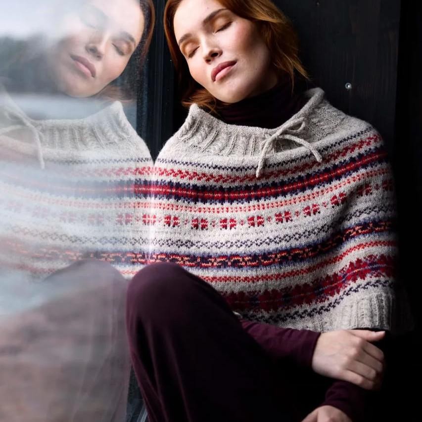 Вязаная спицами пелерина Solan с жаккардовым узором