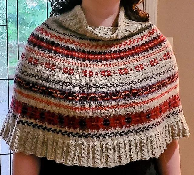 Жаккардовая пелерина спицами