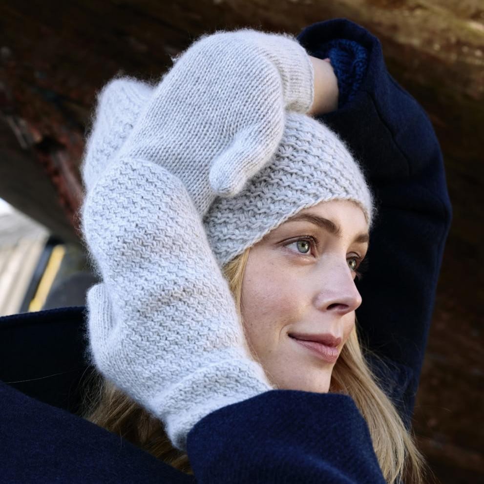 Вязаные спицами мелкими косами варежки и шапка Sophie