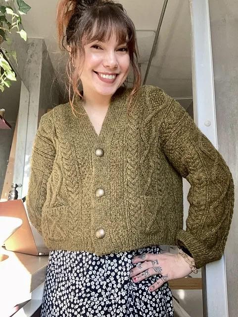Вязаный спицами кардиган с косами и карманами