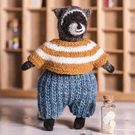 Вязаный спицами енот в одежде Billie the Raccoon