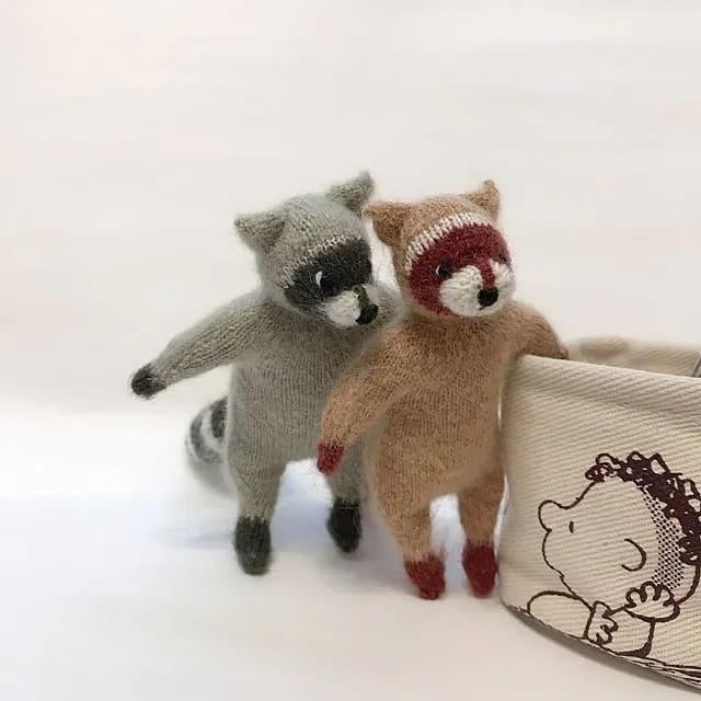 Вязаный спицами енот без швов