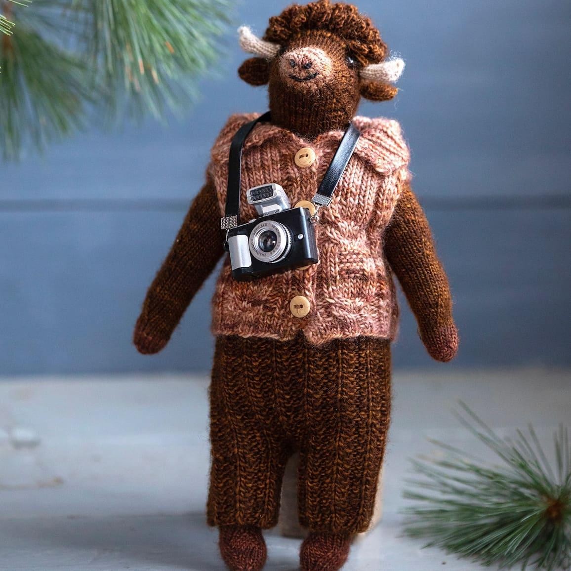 Вязаный спицами без швов бычок Forrest the Bison