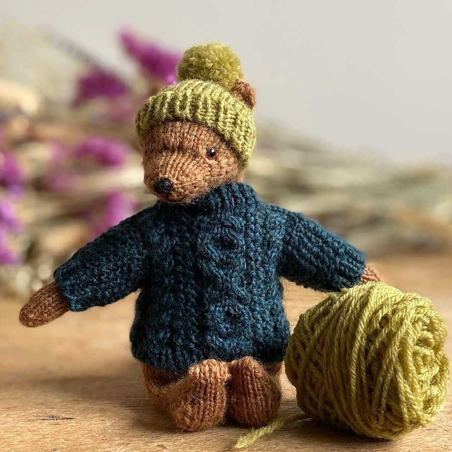 Вязаный спицами маленький мишка Tsutsu Bear