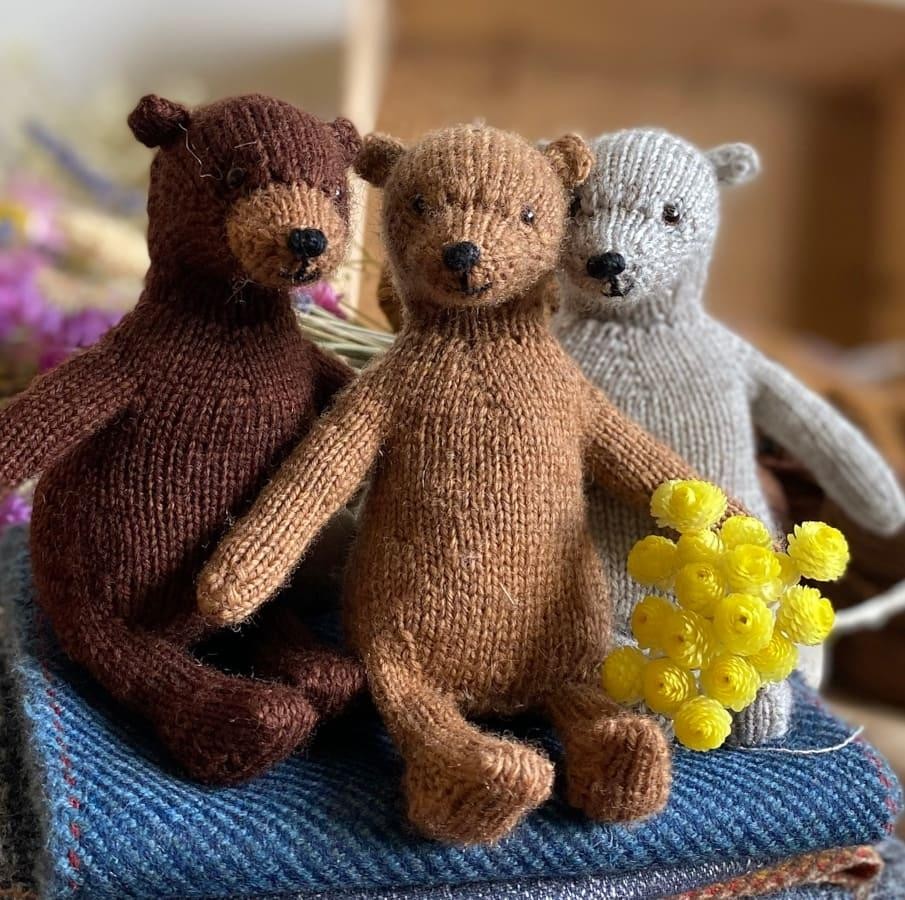 Вязаный спицами маленький мишка